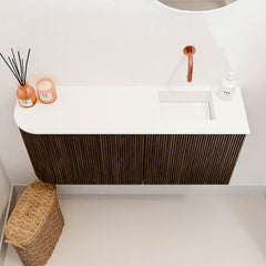 JOYA 91,6cm toiletmeubel ronding links kleur Walnut. Wastafel FAYE positie Rechts Zonder kraangat kleur Talc.