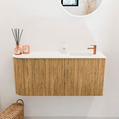 JOYA 91,6cm toiletmeubel ronding links kleur Oak. Wastafel FAYE positie Rechts 1 kraangat kleur Talc.