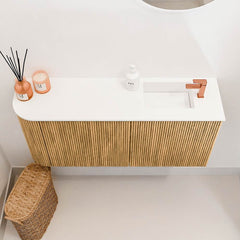 JOYA 91,6cm toiletmeubel ronding links kleur Oak. Wastafel FAYE positie Rechts 1 kraangat kleur Talc.