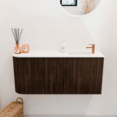 JOYA 91,6cm toiletmeubel ronding links kleur Walnut. Wastafel FAYE positie Rechts 1 kraangat kleur Talc.