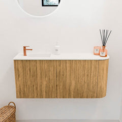 JOYA 91,6cm toiletmeubel ronding rechts kleur Oak. Wastafel FAYE positie Links 1 kraangat kleur Talc.