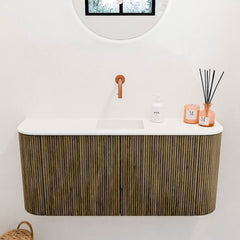 JOYA 93,2cm toiletmeubel ronding links + rechts kleur Dusk. Wastafel FAYE positie Midden Zonder kraangat kleur Talc.