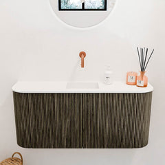 JOYA 93,2cm toiletmeubel ronding links + rechts kleur Shadow. Wastafel FAYE positie Midden Zonder kraangat kleur Talc.