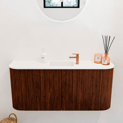 JOYA 93,2cm toiletmeubel ronding links + rechts kleur Ruby. Wastafel FAYE positie Midden 1 kraangat kleur Talc.