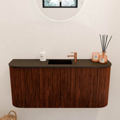 JOYA 93,2cm toiletmeubel ronding links + rechts kleur Ruby. Wastafel FAYE positie Midden 1 kraangat kleur Urban.