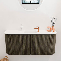 JOYA 93,2cm toiletmeubel ronding links + rechts kleur Shadow. Wastafel FAYE positie Midden 1 kraangat kleur Talc.