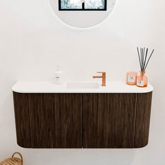 JOYA 93,2cm toiletmeubel ronding links + rechts kleur Walnut. Wastafel FAYE positie Midden 1 kraangat kleur Talc.