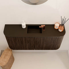 JOYA 93,2cm toiletmeubel ronding links + rechts kleur Walnut. Wastafel FAYE positie Midden 1 kraangat kleur Urban.