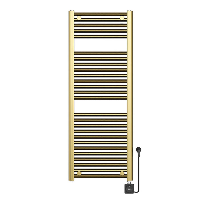Slanke designradiator in messing als aanvulling op vloerverwarming in een luxe badkamer