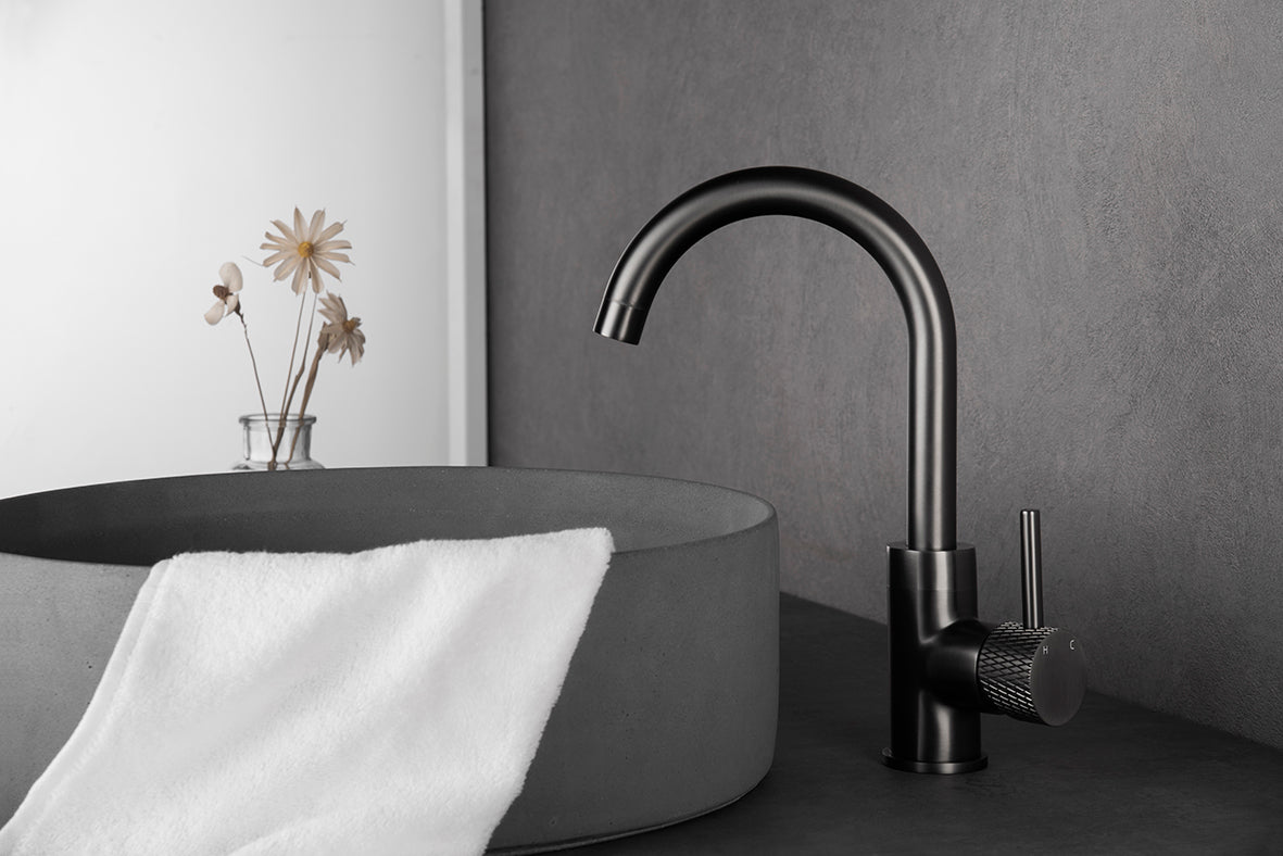 Ribbd wastafelkraan met draaibare uitloop en coldstart gunmetal PVD