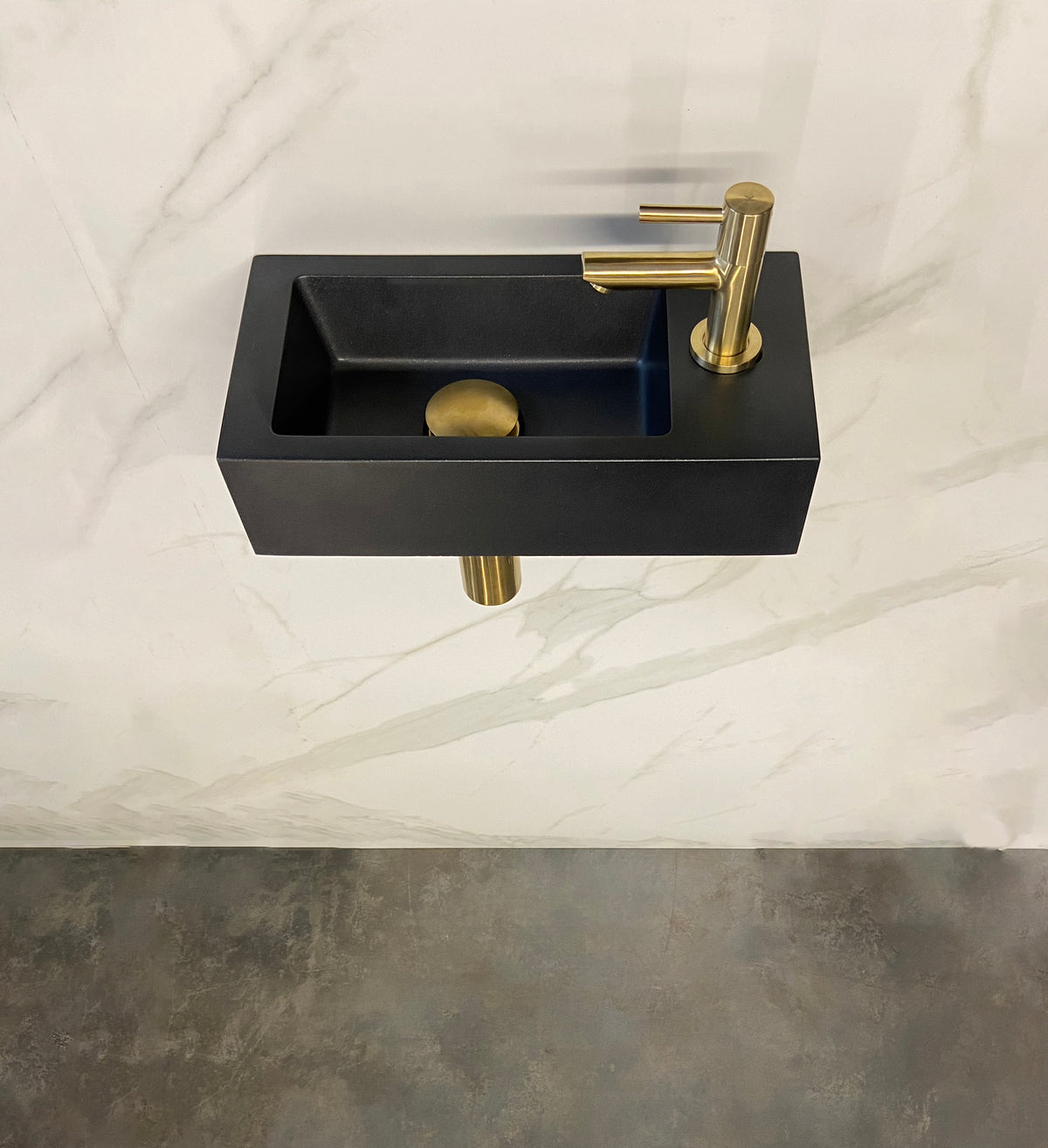 Rhea S mini washbasin with right quartz tap hole, tap, siphon and brushed brass waste plug
