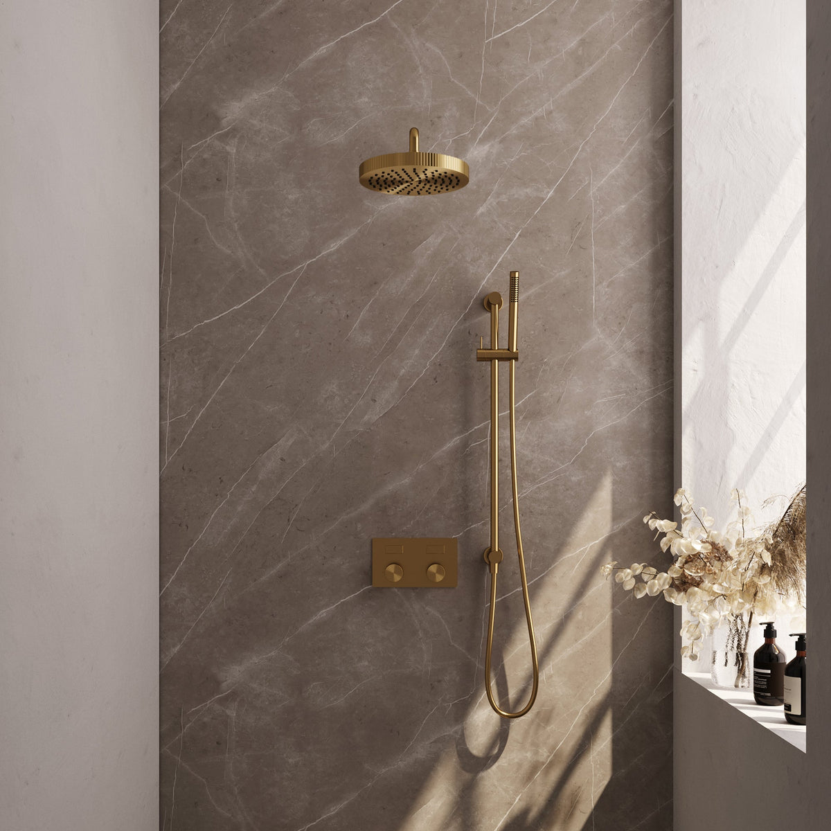 Brauer Stripe inbouw regendoucheset met drukknoppen - gebogen wandarm - staafhanddouche - glijstang - Geborsteld Goud PVD