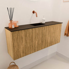 JOYA 100cm toiletmeubel kleur Oak. Wastafel FAYE positie Midden Zonder kraangat kleur Urban.