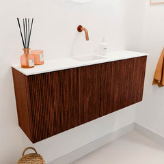 JOYA 100cm toiletmeubel kleur Ruby. Wastafel FAYE positie Midden Zonder kraangat kleur Talc.