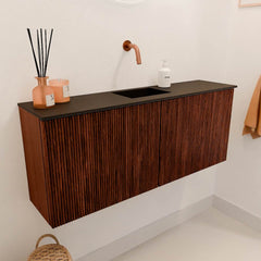 JOYA 100cm toiletmeubel kleur Ruby. Wastafel FAYE positie Midden Zonder kraangat kleur Urban.