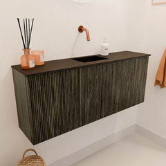 JOYA 100cm toiletmeubel kleur Shadow. Wastafel FAYE positie Midden Zonder kraangat kleur Urban.