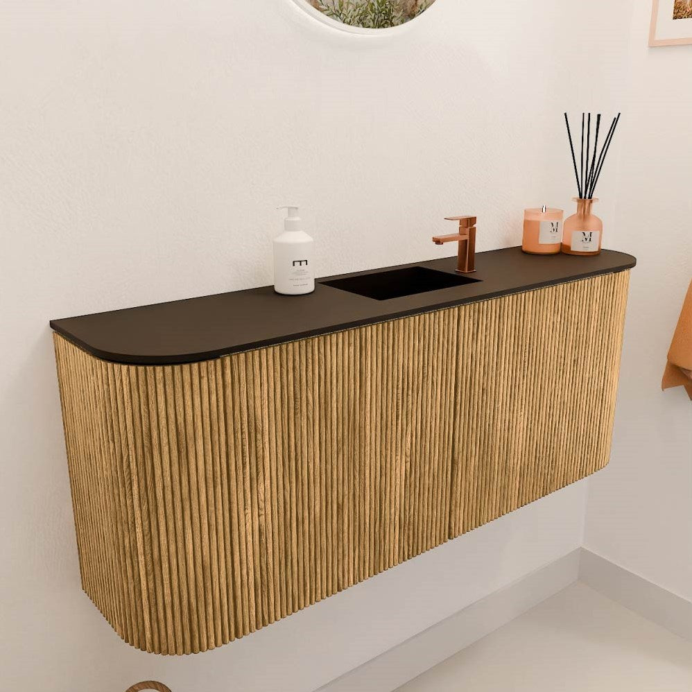JOYA 103,2cm toiletmeubel ronding links + rechts kleur Oak. Wastafel FAYE positie Midden 1 kraangat kleur Urban.