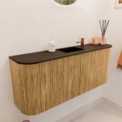 JOYA 103,2cm toiletmeubel ronding links + rechts kleur Oak. Wastafel FAYE positie Midden 1 kraangat kleur Urban.