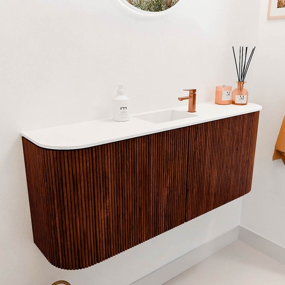 JOYA 103,2cm toiletmeubel ronding links + rechts kleur Ruby. Wastafel FAYE positie Midden 1 kraangat kleur Talc.