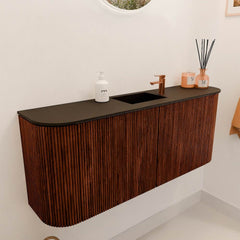 JOYA 103,2cm toiletmeubel ronding links + rechts kleur Ruby. Wastafel FAYE positie Midden 1 kraangat kleur Urban.