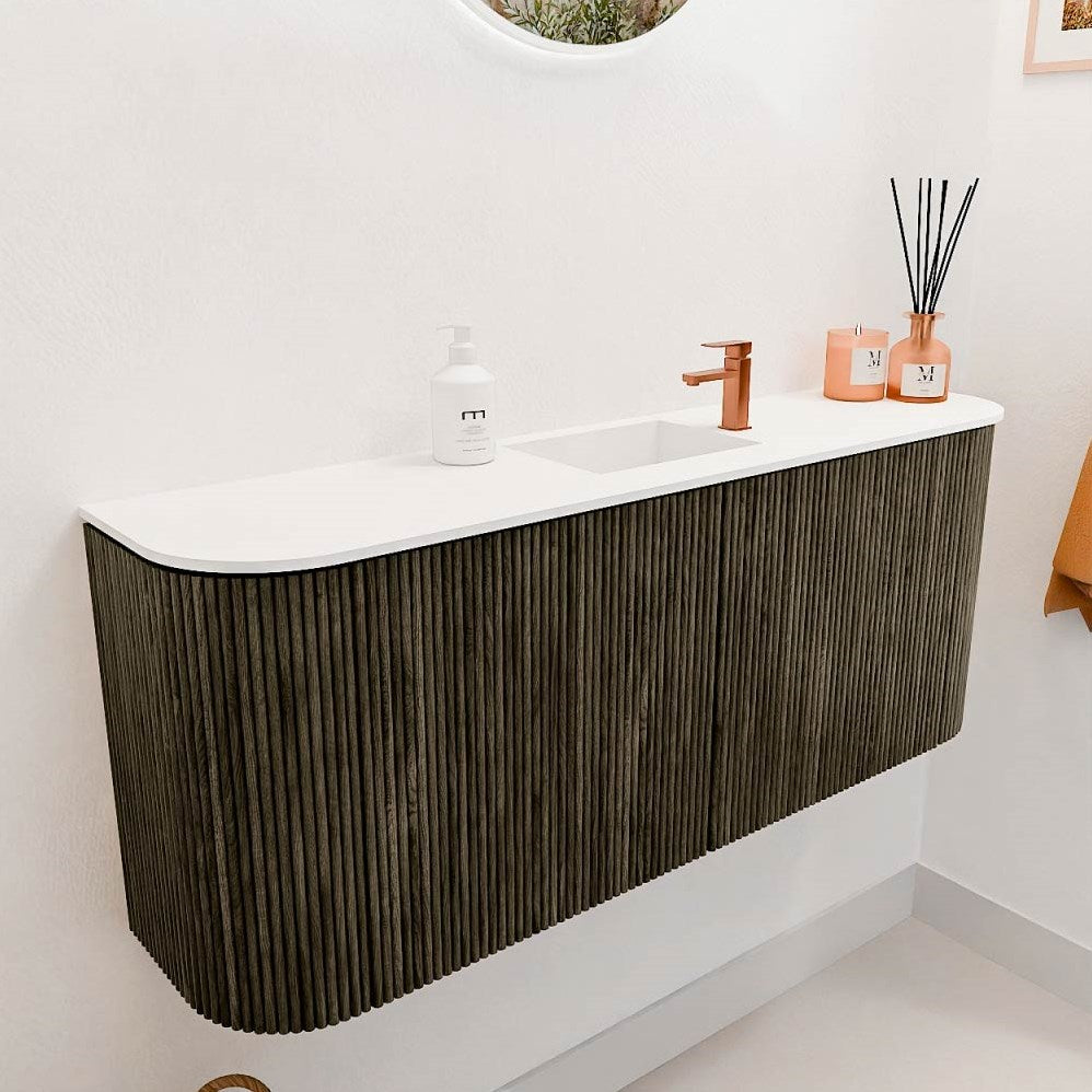 JOYA 103,2cm toiletmeubel ronding links + rechts kleur Shadow. Wastafel FAYE positie Midden 1 kraangat kleur Talc.