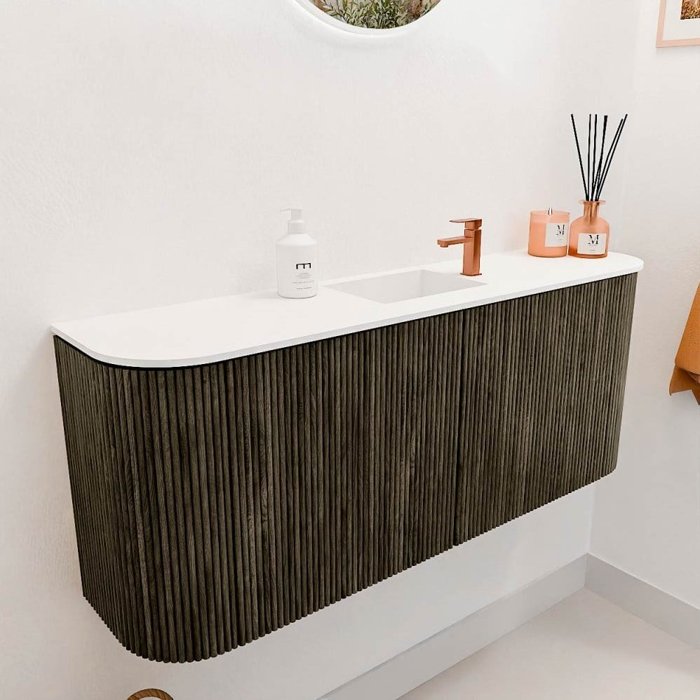 JOYA 103,2cm toiletmeubel ronding links + rechts kleur Shadow. Wastafel FAYE positie Midden 1 kraangat kleur Talc.
