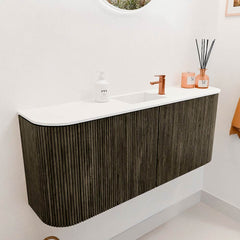 JOYA 103,2cm toiletmeubel ronding links + rechts kleur Shadow. Wastafel FAYE positie Midden 1 kraangat kleur Talc.