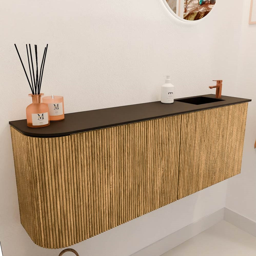 JOYA 111,6cm toiletmeubel ronding links kleur Oak. Wastafel FAYE positie Rechts 1 kraangat kleur Urban.