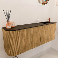 JOYA 111,6cm toiletmeubel ronding links kleur Oak. Wastafel FAYE positie Rechts 1 kraangat kleur Urban.