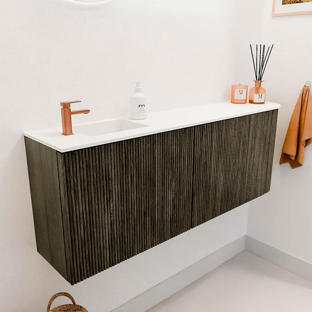 JOYA 111,6cm toiletmeubel ronding rechts kleur Shadow. Wastafel FAYE positie Links 1 kraangat kleur Talc.