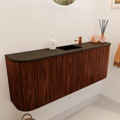 JOYA 113,2cm toiletmeubel ronding links + rechts kleur Ruby. Wastafel FAYE positie Midden 1 kraangat kleur Urban.