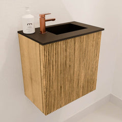 JOYA 40cm toiletmeubel kleur Oak. Wastafel FAYE positie Rechts 1 kraangat kleur Urban