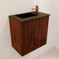 JOYA 40cm toiletmeubel kleur Ruby. Wastafel FAYE positie Links 1 kraangat kleur Urban.