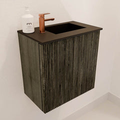 JOYA 40cm toiletmeubel kleur Shadow. Wastafel FAYE positie Rechts 1 kraangat kleur Urban.