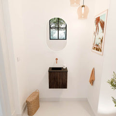 JOYA 40cm toiletmeubel kleur Walnut. Wastafel FAYE positie Links Zonder kraangat kleur Urban.