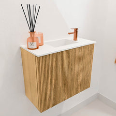 JOYA 50cm toiletmeubel kleur Oak. Wastafel FAYE positie Rechts 1 kraangat kleur Talc.
