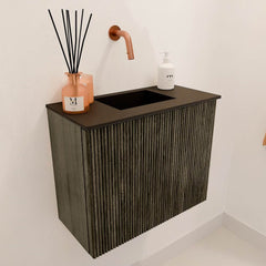 JOYA 50cm toiletmeubel kleur Shadow. Wastafel FAYE positie Midden Zonder kraangat kleur Urban.
