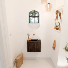 JOYA 50cm toiletmeubel kleur Walnut. Wastafel FAYE positie Midden Zonder kraangat kleur Urban.