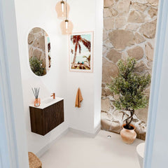 JOYA 50cm toiletmeubel kleur Walnut. Wastafel FAYE positie Rechts 1 kraangat kleur Talc.
