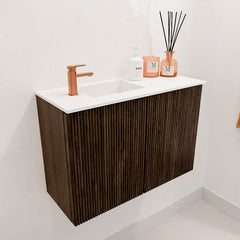 JOYA 60cm toiletmeubel kleur Walnut. Wastafel FAYE positie Links 1 kraangat kleur Talc.