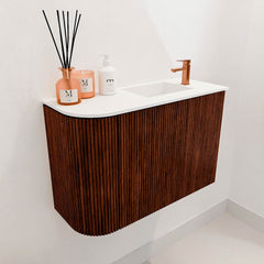 JOYA 61,6cm toiletmeubel ronding links kleur Ruby. Wastafel FAYE positie Rechts 1 kraangat kleur Talc.