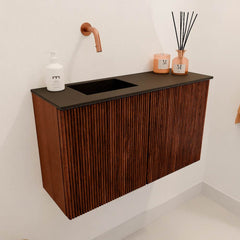 JOYA 70cm toiletmeubel kleur Ruby. Wastafel FAYE positie Links Zonder kraangat kleur Urban.
