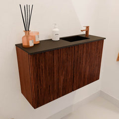 JOYA 70cm toiletmeubel kleur Ruby. Wastafel FAYE positie Rechts 1 kraangat kleur Urban.