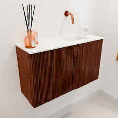 JOYA 70cm toiletmeubel kleur Ruby. Wastafel FAYE positie Rechts Zonder kraangat kleur Talc.