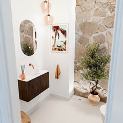 JOYA 70cm toiletmeubel kleur Walnut. Wastafel FAYE positie Midden Zonder kraangat kleur Talc.