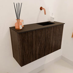 JOYA 70cm toiletmeubel kleur Walnut. Wastafel FAYE positie Rechts Zonder kraangat kleur Urban.