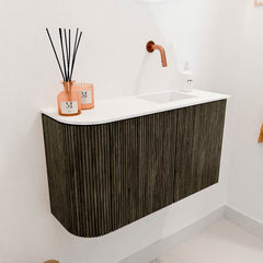 JOYA 71,6cm toiletmeubel ronding links kleur Shadow. Wastafel FAYE positie Rechts Zonder kraangat kleur Talc.