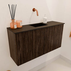 JOYA 80cm toiletmeubel kleur Walnut. Wastafel FAYE positie Midden Zonder kraangat kleur Urban.