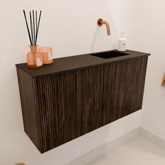 JOYA 80cm toiletmeubel kleur Walnut. Wastafel FAYE positie Rechts Zonder kraangat kleur Urban.