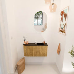 JOYA 81,6cm toiletmeubel ronding links kleur Oak. Wastafel FAYE positie Rechts 1 kraangat kleur Urban.